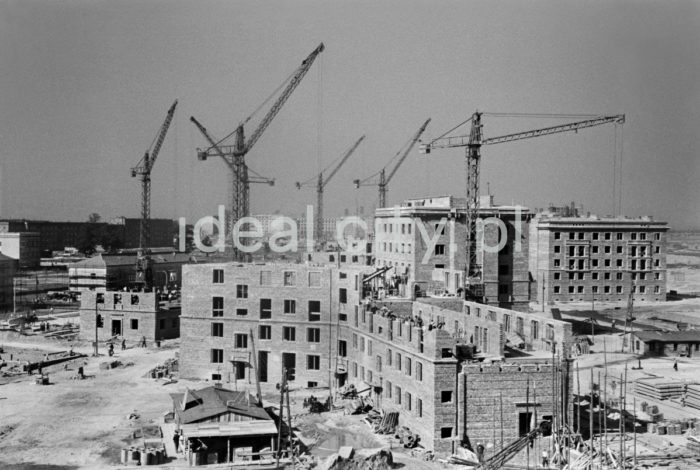 Construction of the Stalowe Estate. Ca. 1954.

Budowa Osiedla Stalowego, ok. 1954 r.

Photo by Wiktor Pental/idealcity.pl

