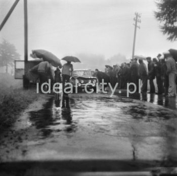 Rajd samochodowy w okolicach Nowej Huty, lata 60. XXw.

fot. Wiktor Pental/idealcity.pl
