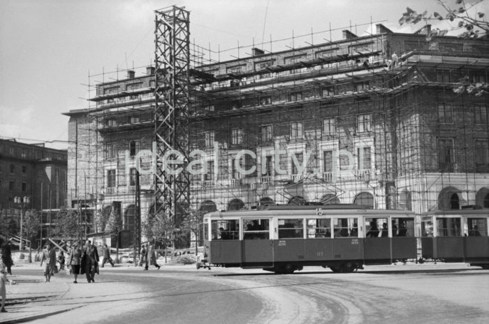 Plac Centralny, view of a residential building (with scaffolding) on the B-31 (Centrum B) Estate. 1950s.

Plac Centralny, widok na budynek mieszkalny (z rusztowaniami) na osiedlu B-31 (Centrum B), l. 50. XX w.

Photo by Wiktor Pental/idealcity.pl

