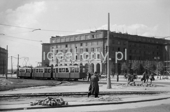 Plac Centralny, widok na budynek mieszkalny na osiedlu C-31 (Centrum C), l.50.XX w.

fot. Wiktor Pental/idealcity.pl

