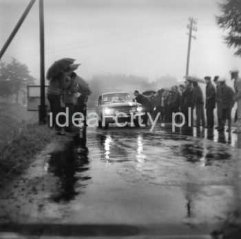 A car race by Nowa Huta. 1960s.

Rajd samochodowy w okolicach Nowej Huty, lata 60. XX w.

Photo by Wiktor Pental/idealcity.pl
