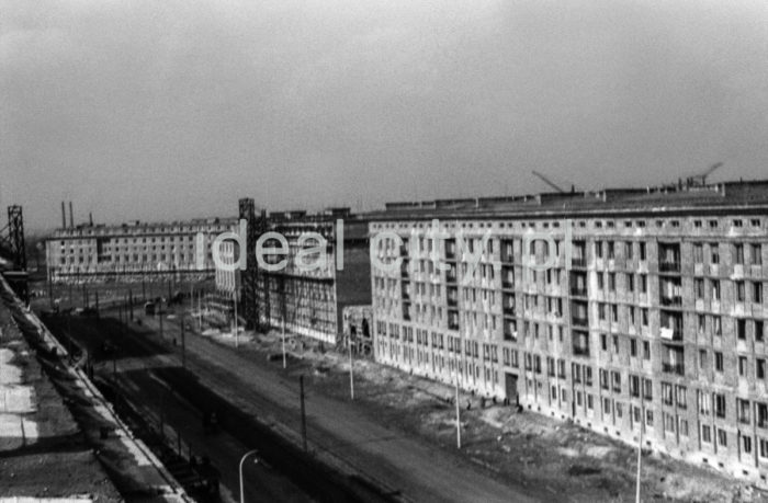 Widok z osiedla A-31 (Centrum A) w kierunku budynków mieszkalnych na osiedlu B-31 (Centrum B) na alei Lenina (obecnie alei Solidarności), w tle widoczny Plac Centralny oraz osiedle D-31 (Centrum D), l.50.XX w.

fot. Henryk Makarewicz/idealcity.pl

