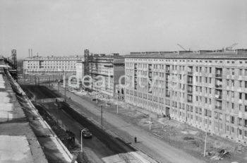 Widok z osiedla A-31 (Centrum A) w kierunku budynków mieszkalnych na osiedlu B-31 (Centrum B) na alei Lenina (obecnie alei Solidarności), w tle widoczny Plac Centralny oraz osiedle D-31 (Centrum D), l.50.XX w.

fot. Henryk Makarewicz/idealcity.pl

