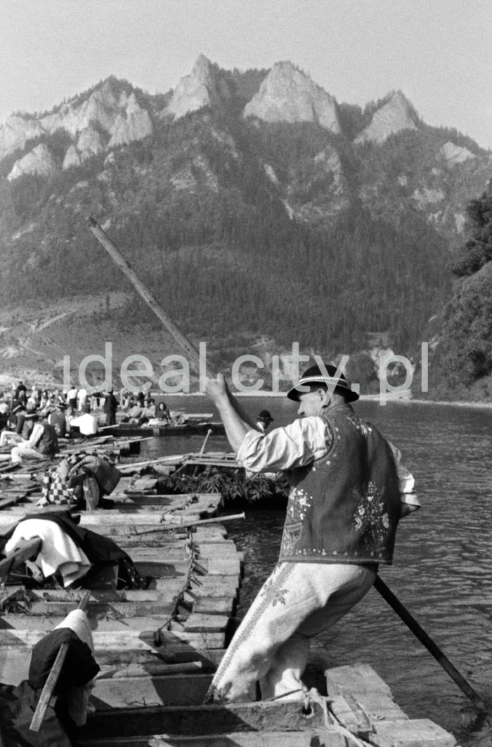 Rafting on the River Dunajec in the Pieniny Mountains. 1960s.

Spływ Dunajcem w Pieninach, lata 60. XX w.

Photo by Henryk Makarewicz/idealcity.pl


