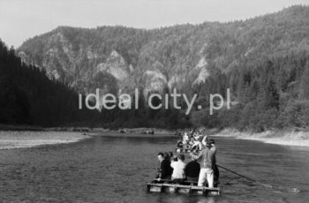 Spływ Dunajcem w Pieninach, lata 60. XXw.

fot. Henryk Makarewicz/idealcity.pl

