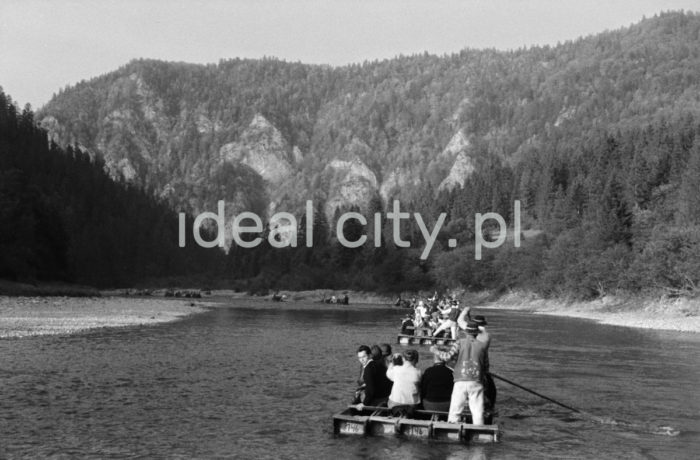 Rafting on the River Dunajec in the Pieniny Mountains. 1960s.

Spływ Dunajcem w Pieninach, lata 60. XX w.

Photo by Henryk Makarewicz/idealcity.pl

