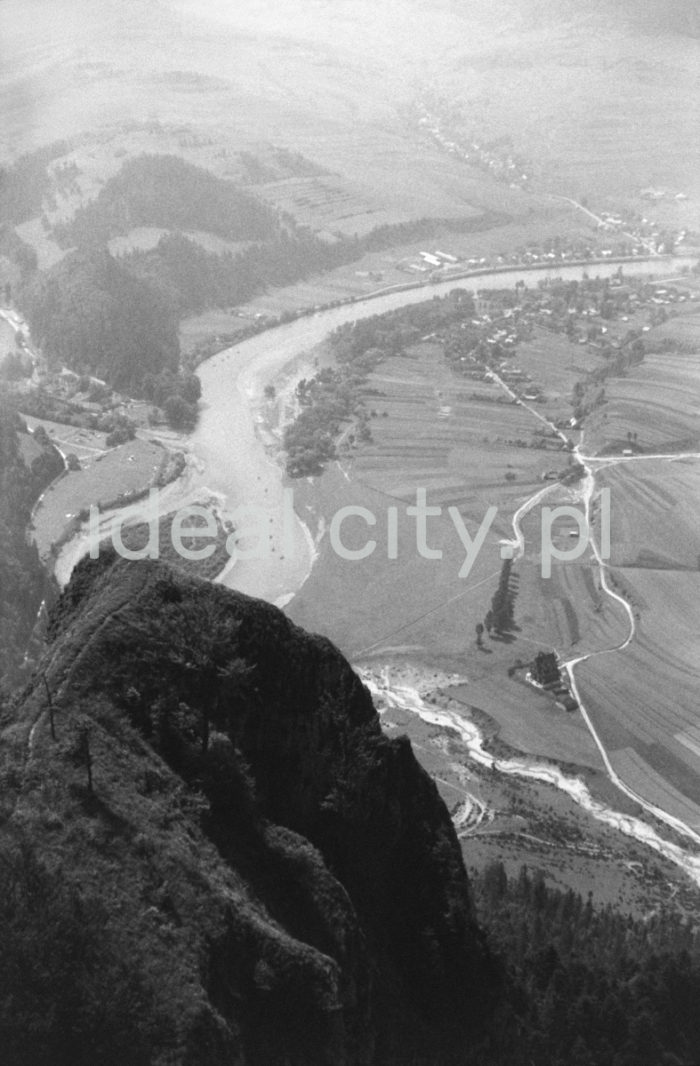 View of the Trzy Korony (Three Crowns) summit in the Pieniny Mountains. 1960s.

Widok ze szlaku na Trzy Korony w Pieninach. Lata 60. XX w.

Photo by Henryk Makarewicz/idealcity.pl


