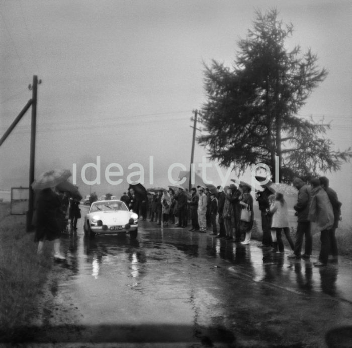 Rajd samochodowy w okolicach Nowej Huty, lata 60. XXw.

fot. Wiktor Pental/idealcity.pl