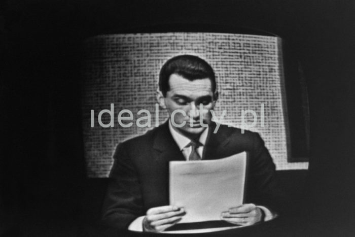 A TV presenter reads out a joke. 1960s.

Prezenter TVP czyta dowcip, lata 60. XX w.

Photo by Wiktor Pental/idealcity.pl


