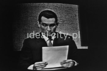Prezenter TVP czyta dowcip, lata 60. XXw.

fot. Wiktor Pental/idealcity.pl


