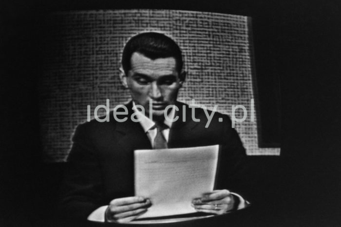 A TV presenter reads out a joke. 1960s.

Prezenter TVP czyta dowcip, lata 60. XX w.

Photo by Wiktor Pental/idealcity.pl


