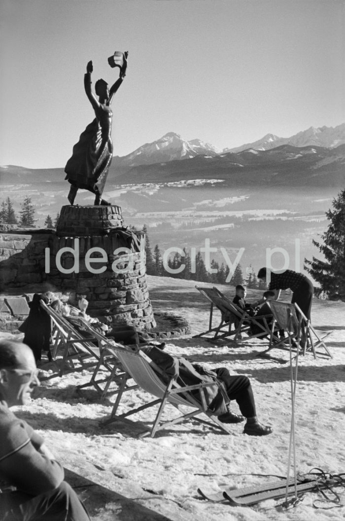 View of the Tatras from Mount Gubałówka. 1960s.

Widok na Tatry z Gubałówki. Lata 60. XX w.

Photo by Henryk Makarewicz/idealcity.pl

