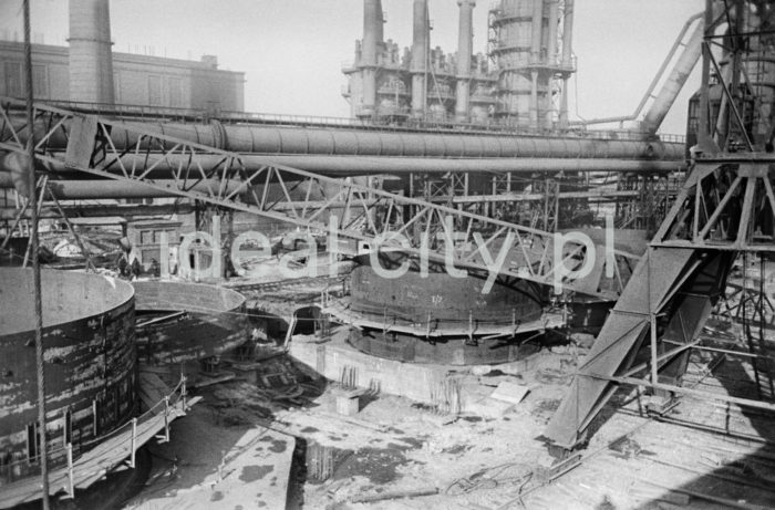 Assembling Blast Furnaces. Lenin Steelworks. Early 1950s.

Budowa Wielkich Pieców, kombinat im. W. I. Lenina, początek lat 50. XX w.

Photo by Henryk Makarewicz/idealcity.pl