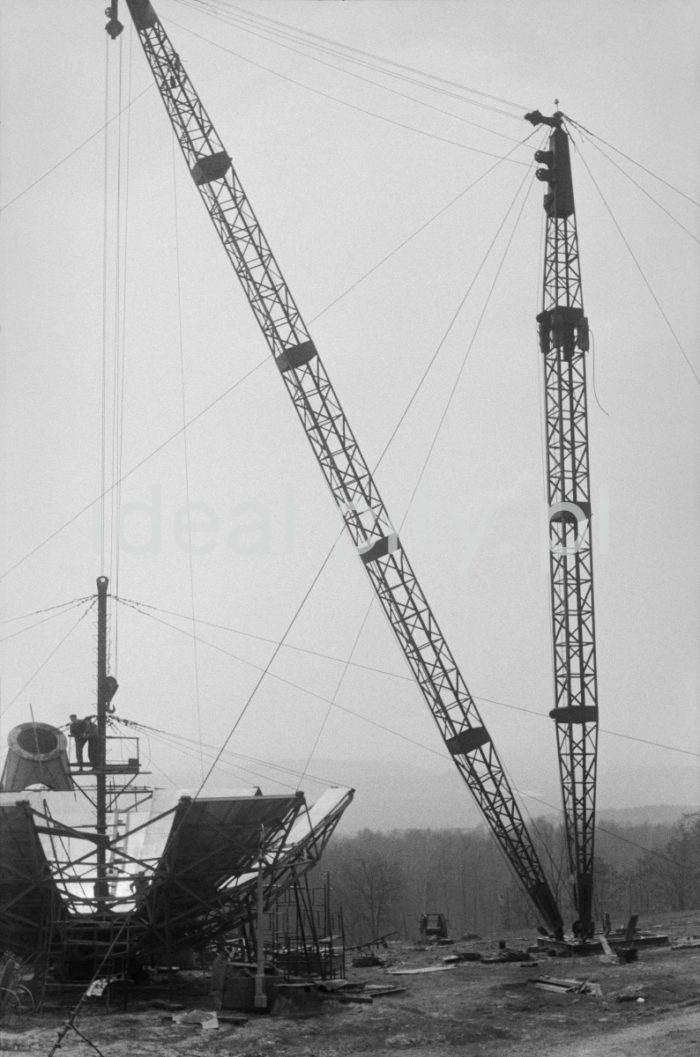 Building a radio telescope.

Budowa radioteleskopu.

Photo by Henryk Makarewicz/idealcity.pl
