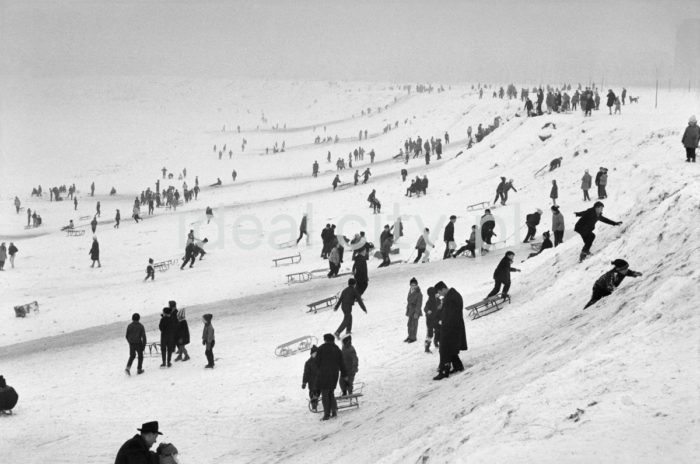 Winter on the Nowa Huta Escarpment and in the Meadows. 1960s.

Zima na Skarpie i Łąkach Nowohuckich. Lata 60. XX w.

Photo by Henryk Makarewicz/idealcity.pl


