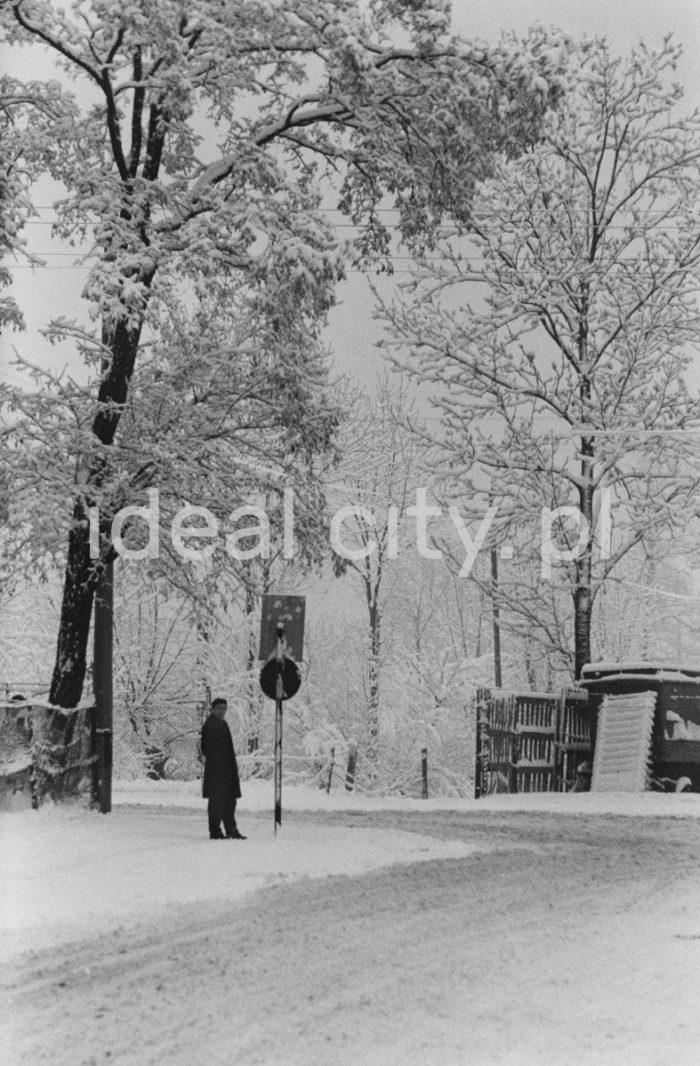 Winter in Nowa Huta, Mogiła. 1960s.

Zima w Nowej Hucie, Mogiła. Lata 60. XX w.

Photo by Henryk Makarewicz/idealcity.pl
 

