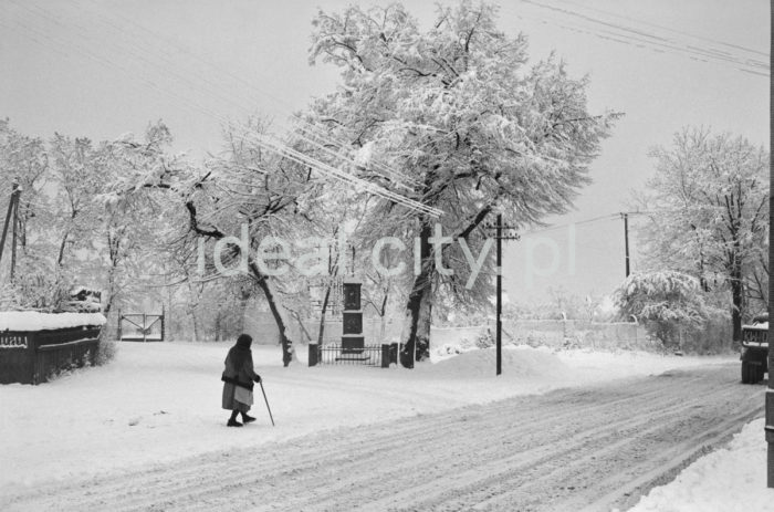 Zima w Nowej Hucie, w kadrze widoczna kapliczka w Mogile. 

fot. Henryk Makarewicz/idealcity.pl

