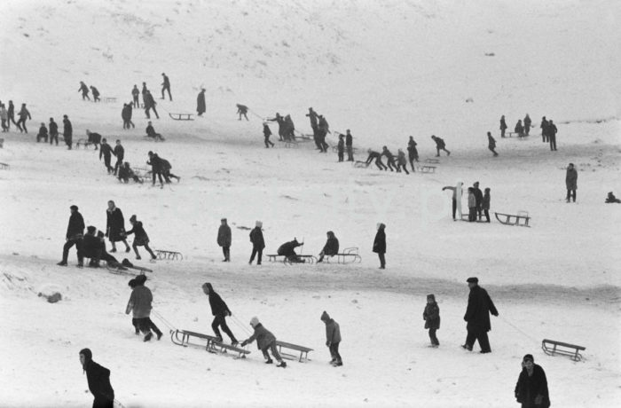 Winter on the Nowa Huta Escarpment and in the Meadows. 1960s.

Zima na Skarpie i Łąkach Nowohuckich. Lata 60. XX w.

Photo by Henryk Makarewicz/idealcity.pl
