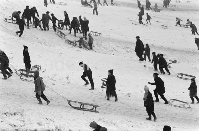 Winter on the Nowa Huta Escarpment and in the Meadows. 1960s.

Zima na Skarpie i Łąkach Nowohuckich. Lata 60. XX w.

Photo by Henryk Makarewicz/idealcity.pl


