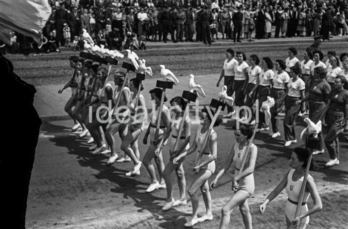 The Thousand-Year-Parade commemorating the foundation of the Polish State, Warsaw. 22 July 1966.

Defilada Tysiąclecia, 22 lipca 1966 r., Warszawa.

Photo by Henryk Makarewicz/idealcity.pl





