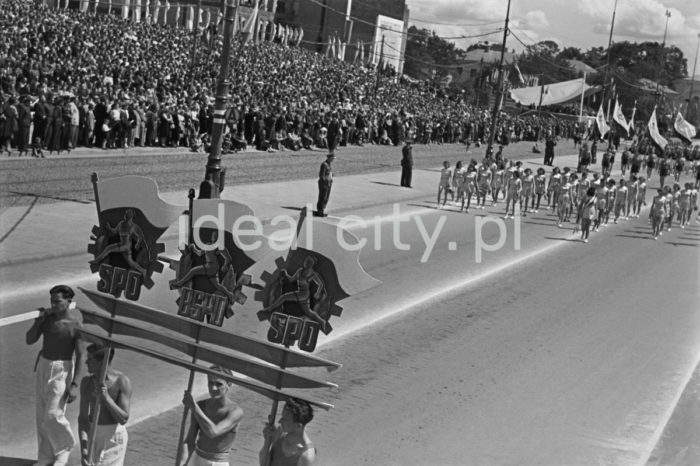 The Thousand-Year-Parade commemorating the foundation of the Polish State, Warsaw. 22 July 1966.

Defilada Tysiąclecia, 22 lipca 1966r., Warszawa.

Photo by Henryk Makarewicz/idealcity.pl


