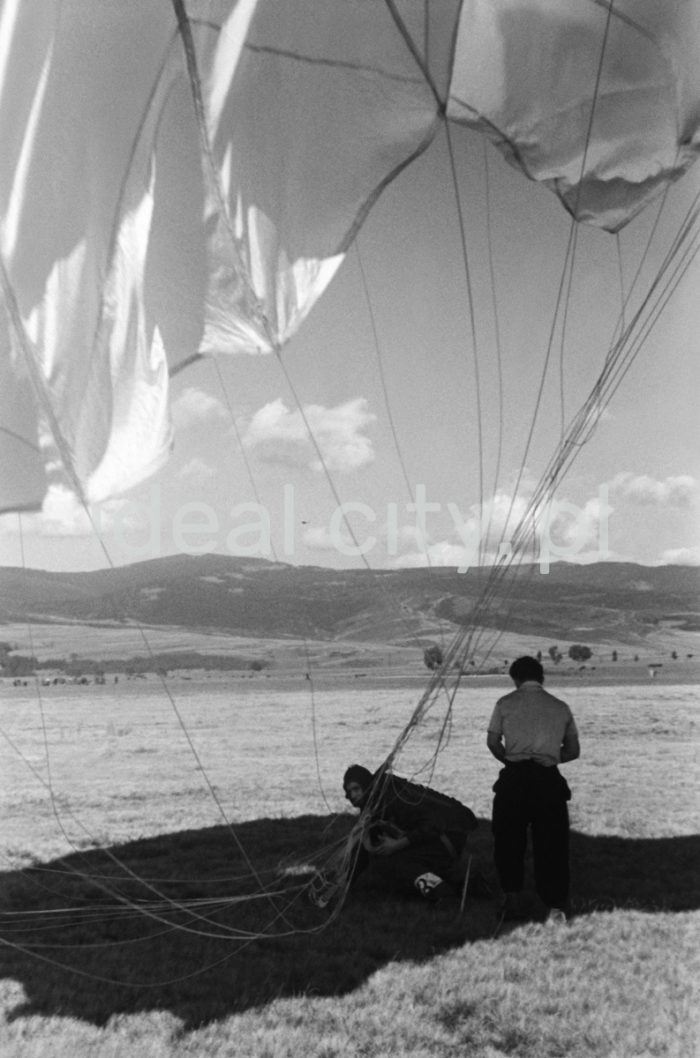 Parachutists in Łososina Dolna. 1950s.

Spadochroniarze w Łososinie Dolnej. Lata 50. XX w.

Photo by Henryk Makarewicz/idealcity.pl



