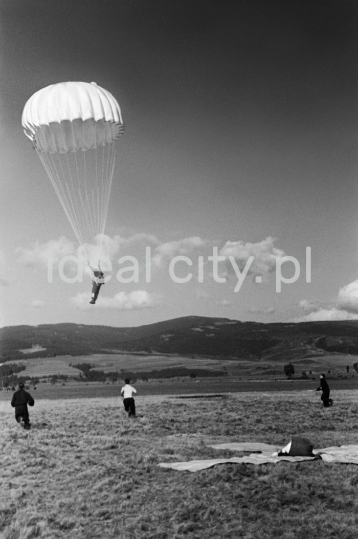 Parachutists in Łososina Dolna. 1950s.

Spadochroniarze w Łososinie Dolnej. Lata 50. XX w.

Photo by Henryk Makarewicz/idealcity.pl


