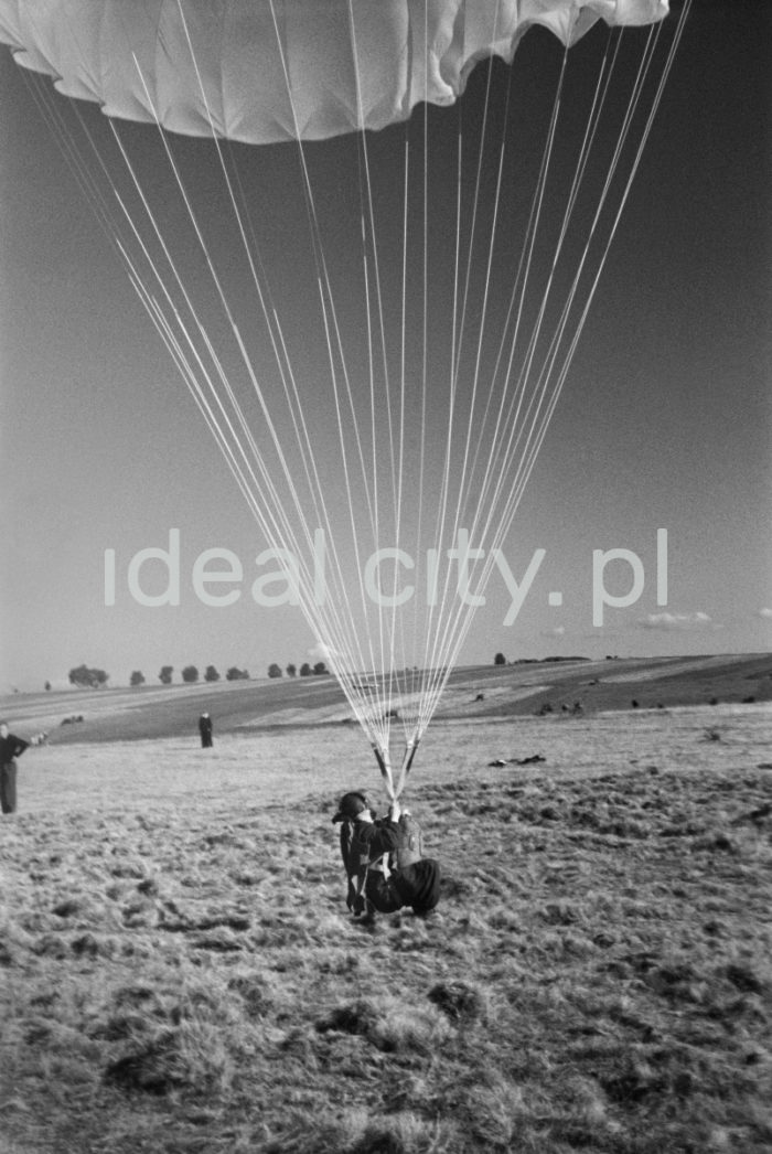 Parachutists in Łososina Dolna. 1950s.

Spadochroniarze w Łososinie Dolnej. Lata 50. XX w.

Photo by Henryk Makarewicz/idealcity.pl

