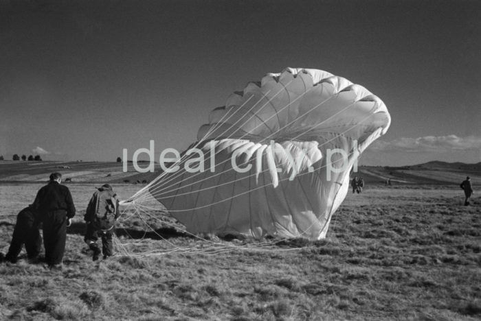 Parachutists in Łososina Dolna. 1950s.

Spadochroniarze w Łososinie Dolnej. Lata 50. XX w.

Photo by Henryk Makarewicz/idealcity.pl


