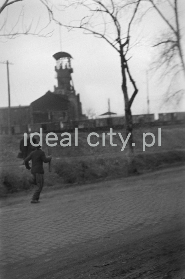 Peace Relay, in the background: Katowice Mine. 1949.

Sztafeta Pokoju, w tle budynki Kopalni Katowice. 1949 r.

Photo by Henryk Makarewicz/idealcity.pl
