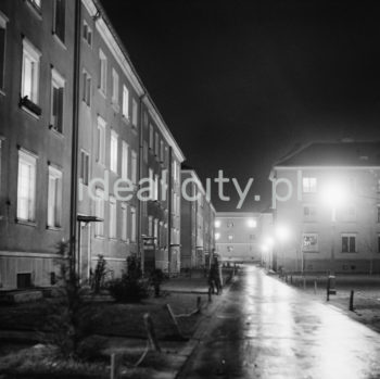 Nocna iluminacja Nowej Huty, Osiedle Wandy. Początek lat 60. XXw.

fot. Wiktor Pental/idealcity.pl

