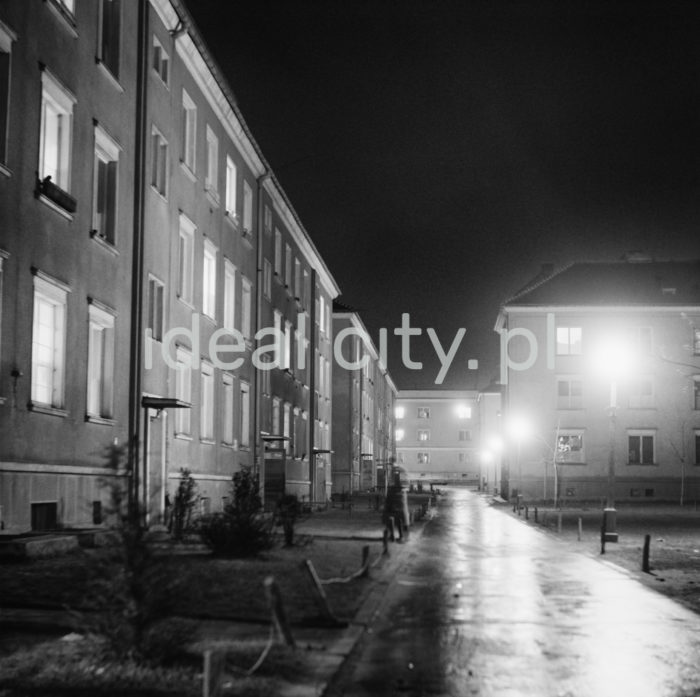 Nocna iluminacja Nowej Huty, Osiedle Wandy. Początek lat 60. XXw.

fot. Wiktor Pental/idealcity.pl

