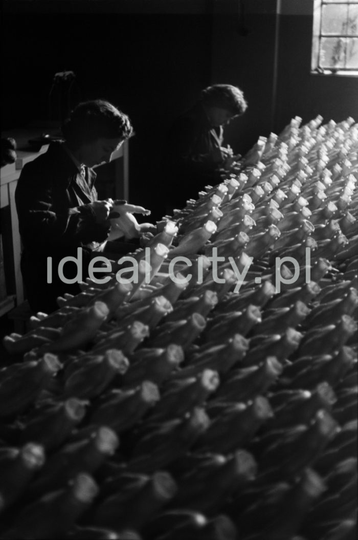 Doll Factory in Kraków. 1960s.

Krakowska Fabryka Lalek, lata 60. XX w.

Photo by Henryk Makarewicz/idealcity.pl

