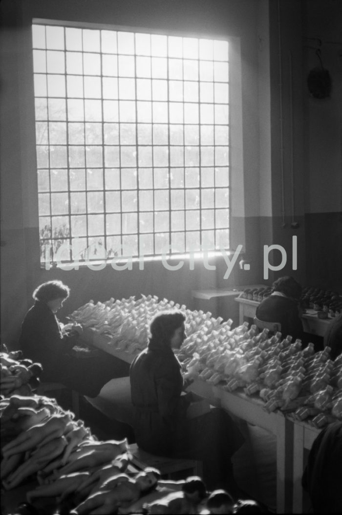 Doll Factory in Kraków. 1960s.

Krakowska Fabryka Lalek, lata 60. XX w.

Photo by Henryk Makarewicz/idealcity.pl

