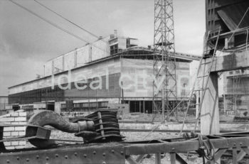 Possibly the construction of Converting Plant at the Lenin Steelworks, 1950s. The convertor is a tiltable steel plate container lined with refractory bricks, used for obtaining steel from molten pig iron by blowing air or oxygen through it. There are metallurgical converters (for producing steel from molten pig iron, copper and nickel matte) and casting converters (for smelting cast steel from pig iron). The most common are the Bessemer converter (from 1856 on) with acid siliceous brick lining and the Thomas converter (from 1872 on) with alkaline dolomite lining. 1960s.

Prawdopodobnie budowa Wydziału Konwertorów w Hucie im. Lenina, lata 50. Konwertor, przechylny zbiornik wykonany z blachy stalowej, wyłożony jest wewnątrz cegłą ogniotrwałą. Służy do otrzymywania stali z ciekłej surówki za pomocą przedmuchiwania jej powietrzem lub powierzchniowego wdmuchiwania tlenu. Rozróżnia się konwertory hutnicze (do otrzymywania stali z ciekłej surówki, miedzi i kamienia niklowego) oraz odlewnicze (do wytapiania z surówki staliwa). Najbardziej rozpowszechnionymi konwertorami są konwerter Bessemera (od 1856 roku) o wyprawie kwaśnej z cegły krzemionkowej oraz konwerter Thomasa (od 1872 roku) o wyprawie zasadowej z masy dolomitowej. Lata 60. XX w.

Photo by Henryk Makarewicz/idealcity.pl


