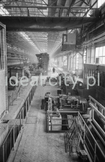 Inside the production hall of the Welded Pipe Rolling Section, Lenin Steelworks. Turn of 1950s and 60s. The construction of the Section commenced in 1958.

Wnętrze hali produkcyjnej Wydziału Walcowni Rur Zgrzewanych w Hucie im. Lenina, przełom lat 50. i 60.
Budowę Wydziału rozpoczęto w 1958 roku.

Photo by Henryk Makarewicz/idealcity.pl

