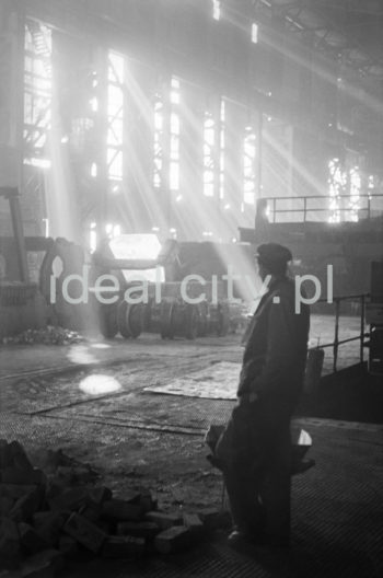Lenin Metallurgical Combine, inside the Zgniatacz Rolling Mill.

Kombinat metalurgiczny im. Lenina, wnętrze hali Walcowni Zgniatacz.

Photo by Henryk Makarewicz/idealcity.pl


