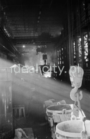 Lenin Metallurgical Combine, inside Open Hearth Steel Plant, casting hall. 1960s.

Kombinat metalurgiczny im. Lenina, wnętrze hali Stalowni Martenowskiej, hala rozlewnicza, lata 60. XX w.

Photo by Henryk Makarewicz/idealcity.pl
