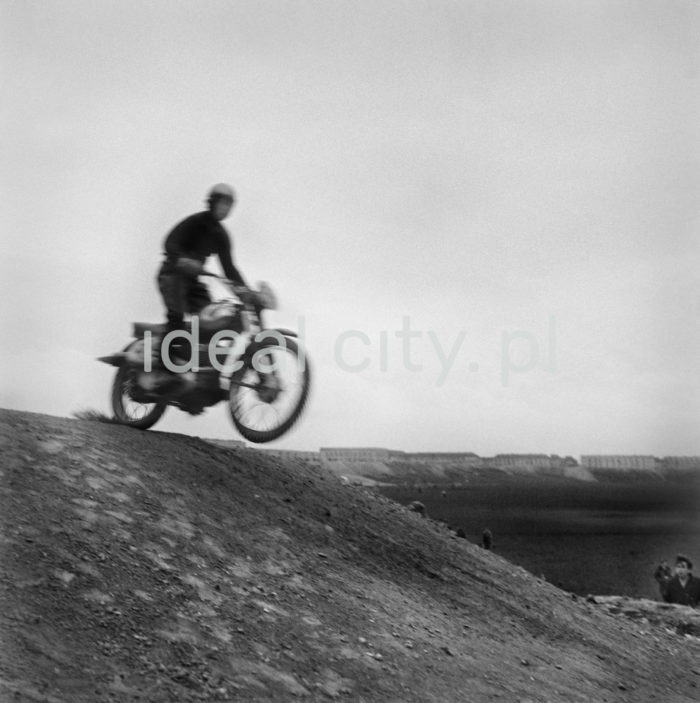 Zawody motocyklowe na Nowohuckiej Skarpie między szpitalem im. Żeromskiego a osiedlem centrum E., około 1954r.

fot. Wiktor Pental/idealcity.pl
