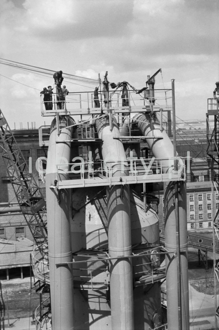 Lenin Metallurgical Combine, maintaining and reconditioning steelworks equipment at the Blast Furnace Plant. 1960s.

Kombinat metalurgiczny im. Lenina, konserwacja i remont urządzeń hutniczych w rejonie Wielkich Pieców, lata 60.

Photo by Henryk Makarewicz/idealcity.pl


