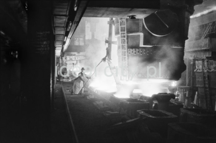 Lenin Metallurgical Combine, inside Open Hearth Steel Plant, pouring steel into ingot moulds. 1960s.

Kombinat metalurgiczny im. Lenina, wnętrze hali Stalowni Martenowskiej, rozlewanie stali do wlewnic, lata 60.

Photo by Henryk Makarewicz/idealcity.pl


