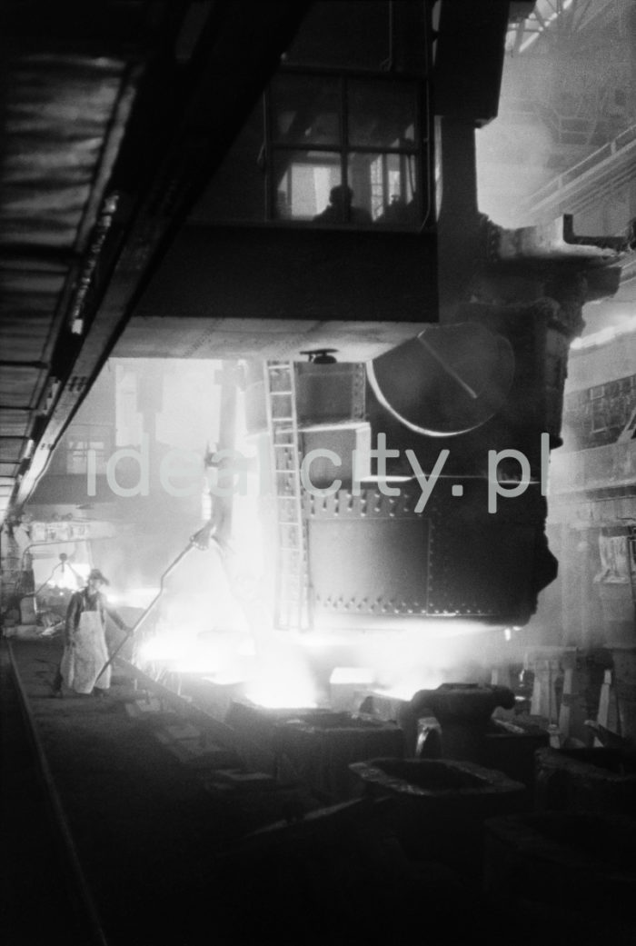 Lenin Metallurgical Combine, inside Open Hearth Steel Plant, pouring steel into ingot moulds. 1960s.

Kombinat metalurgiczny im. Lenina, wnętrze hali Stalowni Martenowskiej, rozlewanie stali do wlewnic, lata 60.

Photo by Henryk Makarewicz/idealcity.pl


