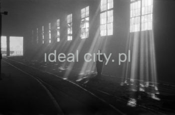 Lenin Metallurgical Combine, inside Open Hearth Steel Plant, open hearth furnaces hall, 1960s.
Open Hearth Steel Plant opened in February 1955; the tenth and last furnace was built in 1961. Open hearth furnaces were used for smelting steel from foundry pig iron and steel scrap. Furnaces operated on molten pig iron brought by torpedo ladles from mixers. Steel from furnaces was received from ladles and poured into ingot moulds placed on ingot mould wagons which, appropriately prepared, were steered to the filling hall by railway. Most of the output of open-hearth steel plants was moved to continuous roughers still hot. 1970 saw a modernisation of the Steel Plant, with two old-type furnaces removed. They were replaced by a modern tandem furnace, the first in Poland.

Kombinat metalurgiczny im. Lenina, wnętrze hali Stalowni Martenowskiej, hala pieców martenowskich, lata 60.
Stalownia Martenowska została uruchomiona w lutym 1955 roku, ostatni – dziesiąty piec – wybudowano w 1961 roku. Piece martenowskie używano do wytapiania stali z surówki odlewniczej i złomu stalowego. Piece pracowały przy udziale surówki płynnej, którą pobierano surówkowozami z mieszalników. Stal z pieców odbierana była z kadzi i rozlewana do wlewnic ustawionych na wozach podwlewnicowych, które po odpowiednim przygotowaniu były podstawiane przy pomocy trakcji kolejowej do hali rozlewniczej. Przeważającą większość produkcji stalowni martenowskiej przekazywano do walcowni wstępnych w stanie gorącym. W 1970 roku zmodernizowano Stalownię likwidując dwa piece starego typu. Na ich miejsce wybudowano nowoczesny, pierwszy w Polsce piec typu „tandem”.

Photo by Henryk Makarewicz/idealcity.pl

