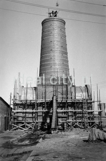Lenin Metallurgical Combine, building a chimney at a production section. 1950s.

Kombinat metalurgiczny im. Lenina, budowa komina na jednym z wydziałów produkcyjnych, lata 50.

Photo by Henryk Makarewicz/idealcity.pl


