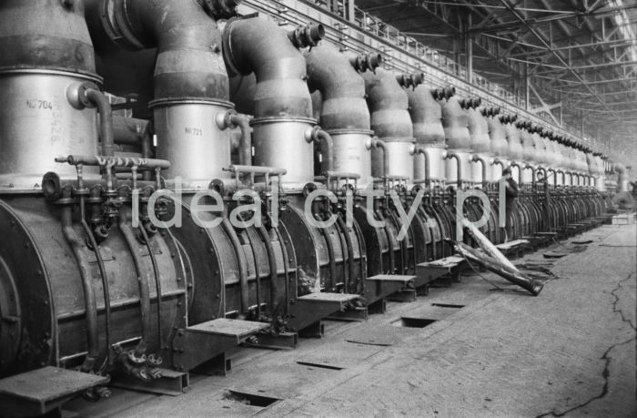 Inside the production hall of the Welded Pipe Rolling Section, Lenin Steelworks. Turn of 1950s and 60s. The construction of the Section commenced in 1958.

Wnętrze hali produkcyjnej Wydziału Walcowni Rur Zgrzewanych w Hucie im. Lenina, przełom lat 50. i 60.
Budowę Wydziału rozpoczęto w 1958 roku.

Photo by Henryk Makarewicz/idealcity.pl


