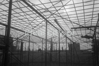Kombinat metalurgiczny im. Lenina, montaż zbrojenia, spawanie elementów stalowych przed wylaniem fundamentu pod podstawę Wielkiego Pieca, lata 50. lub początek lat 60.

fot. Henryk Makarewicz/idealcity.pl



