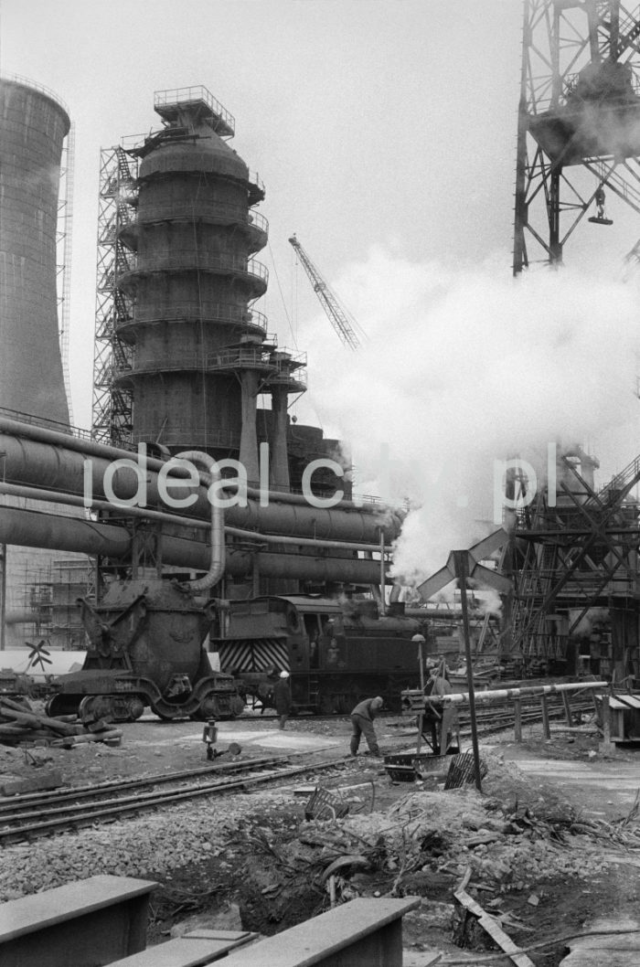 Lenin Metallurgical Combine, Blast Furnace No. 3 site with hot stoves and the container of a cooling tower. 1960s.

Kombinat metalurgiczny im. Lenina, rejon Wielkiego Pieca nr 3 z nagrzewnicami oraz zbiornikiem chłodni kominowej, lata 60.

Photo by Henryk Makarewicz/idealcity.pl


