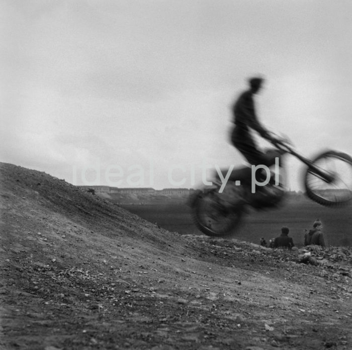 A motorcycle race on the Nowa Huta escarpment between the Żeromski Hospital and the Centrum E Estate. Ca. 1954.

Zawody motocyklowe na Nowohuckiej Skarpie między szpitalem im. Żeromskiego a osiedlem centrum E., około 1954 r.

Photo by Wiktor Pental/idealcity.pl
