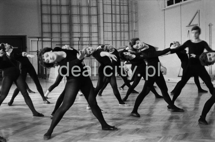 Balet Form Nowoczesnych (Modern Forms Ballet). 1960s.

Balet form nowoczesnych. Lata 60. XX w.

Photo by Henryk Makarewicz/idealcity.pl

