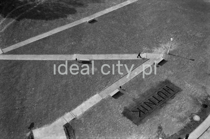 Pavement leading to the Hutnik Sanitarium in Szczawnica. 1960s.

Chodnik przed Sanatorium Uzdrowiskowym 